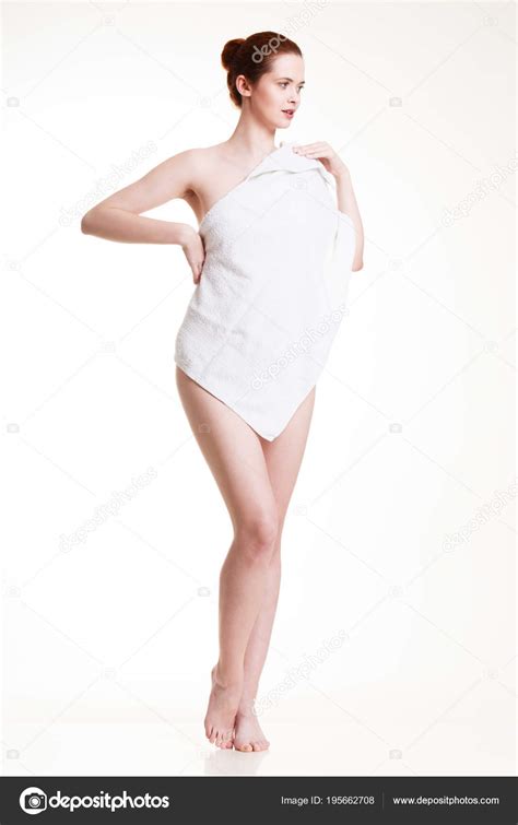 Mujer desnuda en toalla después del baño fotografía de stock Anetlanda Depositphotos