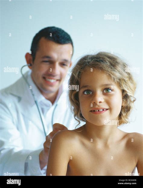 Arzt Untersuchen Nackten Oberk Rper Kind Mit Stethoskop Stockfotografie