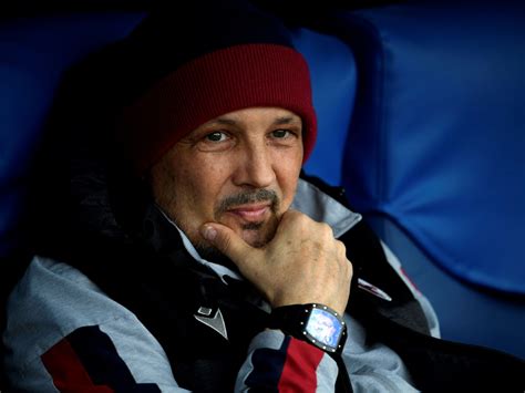 Sinisa mihajlovic bleibt trainer des fc bologna. Bologna-Trainer Mihajlovic von Leukämie-Erkrankung genesen ...
