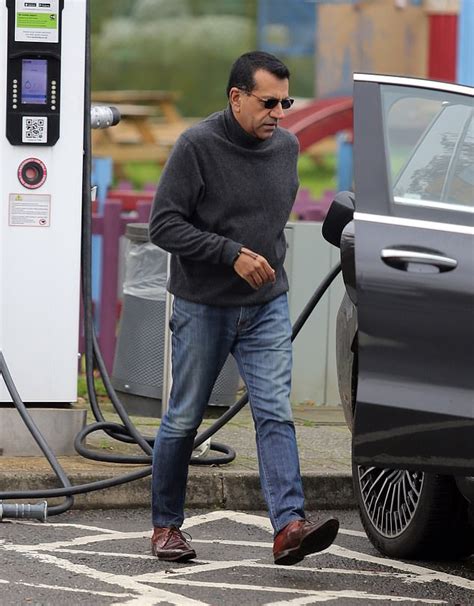 Martin bashir claimed diana gave information contained in fake bank statements. Martin Bashir Is Seen In Public For The First Time In Days Amid Princess Diana Interview Furore ...