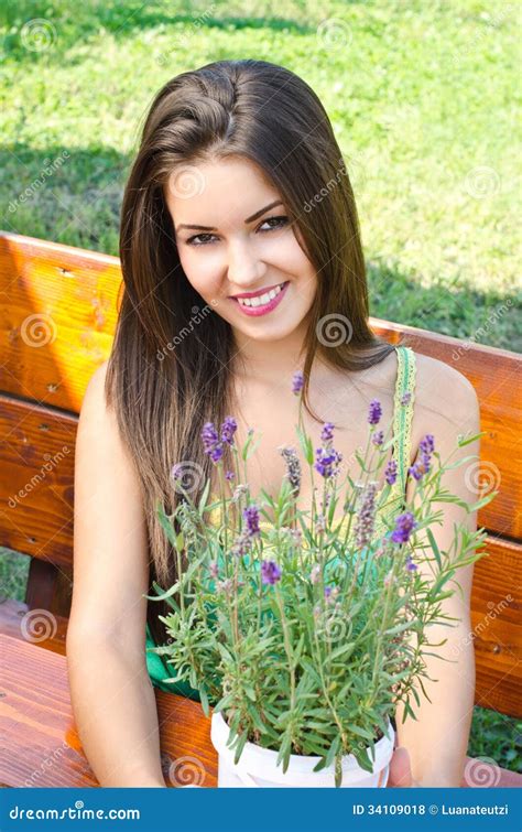 Bella Donna Nel Giardino Che Si Siede Su Un Banco Fotografia Stock