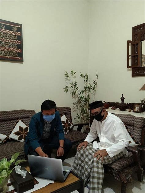 Check 'lapor' translations into english. Inovasi Pelayanan Publik Aplikasi Lapor Hendi dan ...
