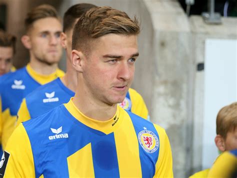 After 19 matches played in the german 3. 3. Liga: Braunschweig schwächelt - Würzburg schnuppert an ...