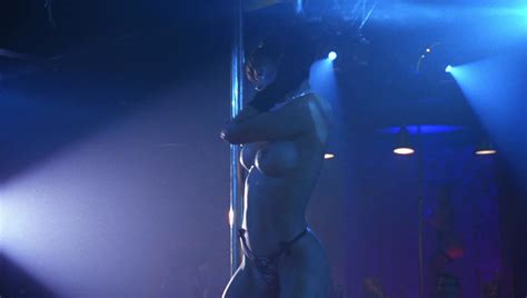 Голая Деми Мур в Striptease