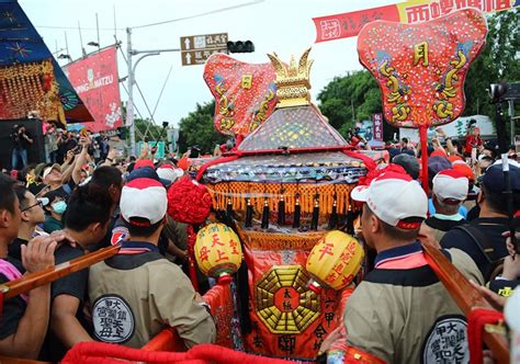 不過，你分得出來白沙屯媽祖和大甲媽祖有何不同嗎？ ★ep014 大甲 & 白沙屯媽祖繞境小知識懶人包. 【六月瘋媽祖】晚了三個月的大甲媽祖遶境，寫下這些記錄! | 沈瑜 | 遠見雜誌