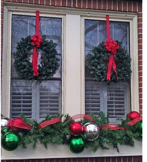 10 Christmas Wreath Window Ideas