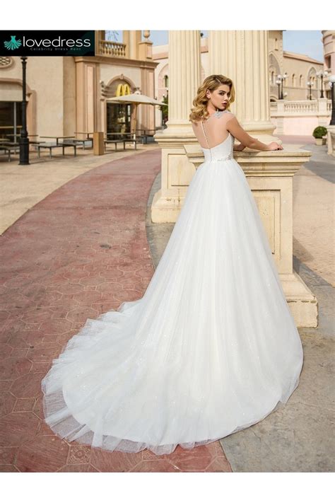 Le collezioni sfilano e svelano le loro linee: Abito da Sposa lungo color bianco. Lovedress