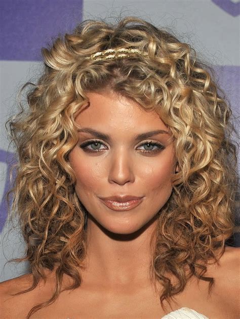 20 Glamorous Mid Length Curly Hairstyles For Women Haircuts And Hairstyles 2019 Mid Length Curly