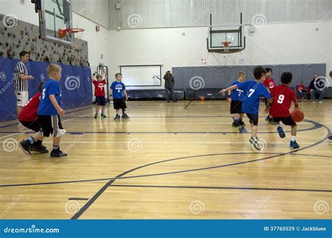 Niños Que Juegan El Partido De Baloncesto Imagen De Archivo Editorial