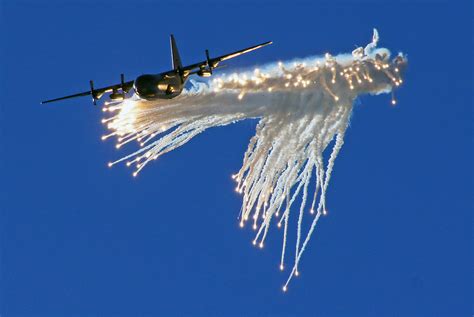 Lockheed C 130 Hercules Dropping Flareswarbirds Show Flickr