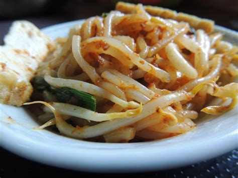 Mee siam or siamese noodles is basically spicy fried rice vermicelli with various toppings such as shrimp, chicken, fried firm tofu, and shredded omelet. Mee Siam Recipe - Cook & Bake Diary