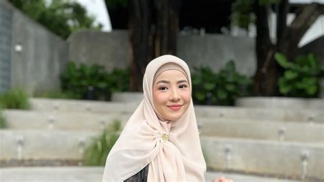 7 Inspirasi Gaya Hijab Syar’i Natasha Rizky Tampil Modis Dan Elegan ~ Risallahislami