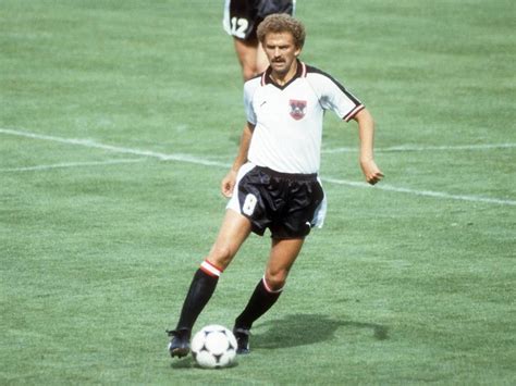 Prohaska werkt momenteel als voetbaldeskundige voor de austrian. Herbert Prohaska (с изображениями)