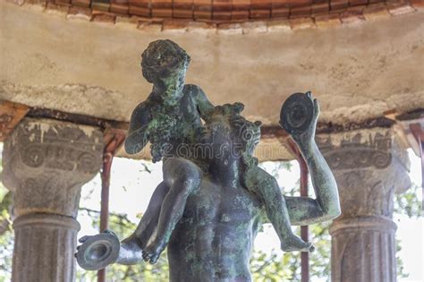 Estatua En El Jard N De Cimbrone Del Chalet Ravello Italia Foto De