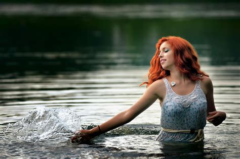 Fondos de pantalla luz de sol mujer pelirrojo modelo mar agua sentado fotografía