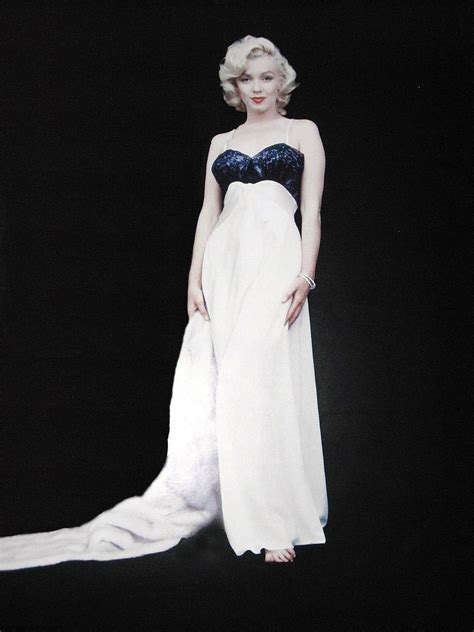 The screen siren posed for a series of snaps on santa monica beach on july 13 1962. Marilyn Monroe photoshoot by Milton Greene | Fab Fashion Fix