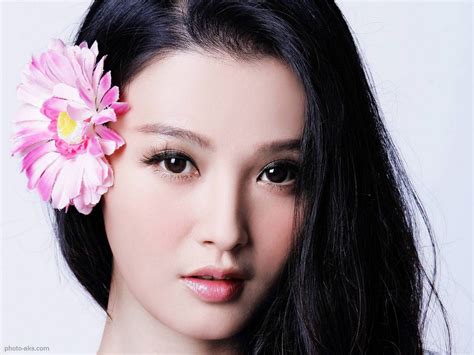 عکس چهره دختر ژاپنی زیبا با گل سر خوشگل