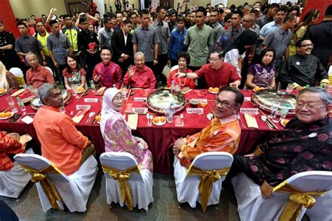 Born 3 december 1952) wan azizah was born in 1952 in singapore.3 she has a peranakan chinese grandfather and was. Mahathir, Wan Azizah attend CNY 'open house' | Borneo Post ...