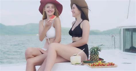 Dos Mujeres Jóvenes En Bikini Sexy Para Viajar Sentadas Y Comer Sandía