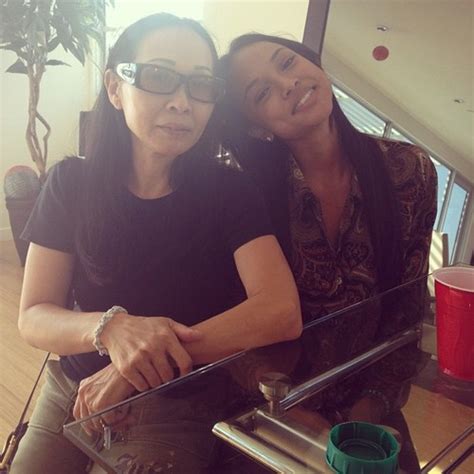 What does Karrueche Tran do? Who is Chris Brown's girlfriend?