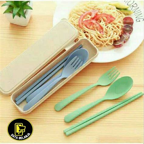 Gagang sendok, garpu dan sumpit dapat dipisah dan disambung saat hendak digunakan. SET SENDOK GARPU SUMPIT + KOTAK BAHAN JERAMI / SET 3 in 1 ...