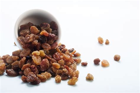 Portate a bollore una pentola con abbondante acqua e tuffateci le scorze di arancia appena bolle. Uva passa fatta in casa | Uva, Frutta secca, Frutta