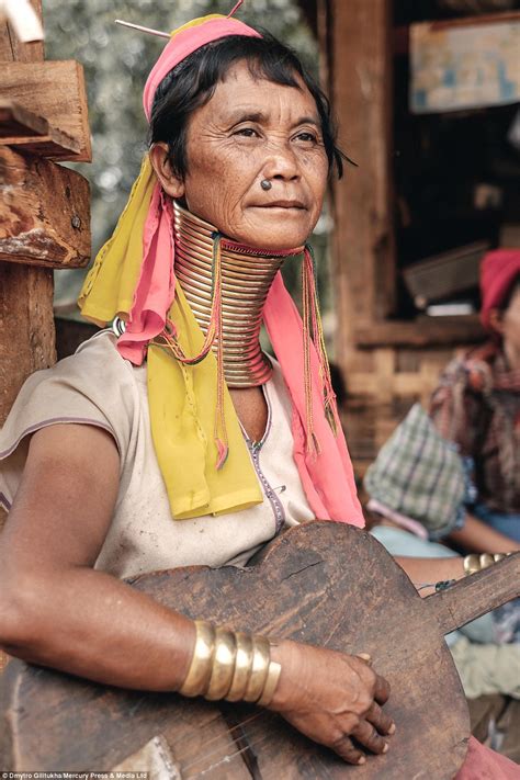 Photographer Dmytro Ghilitukha Captures Members Of Kayan Tribe Stretch