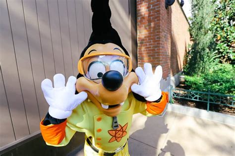 Meet Goofy And Max At Disney World See Max As Powerline
