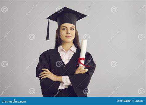 universitair diploma traditioneel bonet en mantel met diploma in handen stock afbeelding image