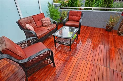 Fliesen aus echtem holz sind lackiert, geölt oder lasiert und damit sehr witterungsbeständig. Balkon Fliesen aus Holz - 50 stilvolle Outdoor Ideen ...