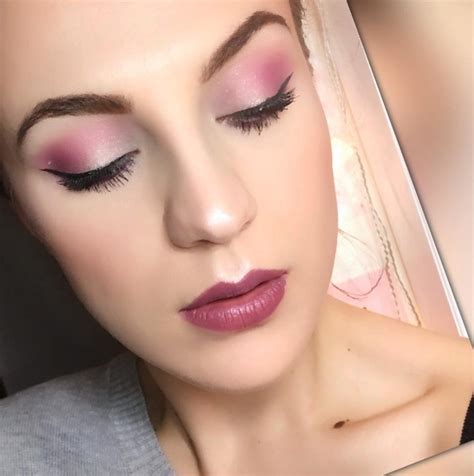Pink Eyeshadow Is A Soft And Feminine Makeup Trend Beauty