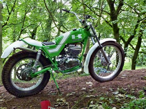 Harga motor trail bertenaga 250 cc ini memang cukup mahal, namun harganya sebanding dengan desain gagah yang dikhususkan untuk pecinta sementara untuk mesinnya, kawasaki klx 150bf membawa mesin 4 tak dengan pendingin udara, dan memiliki volume silinder sebesar 144 cc. Kawasaki KT250 | Trial bike, Vintage bikes, Vintage motocross