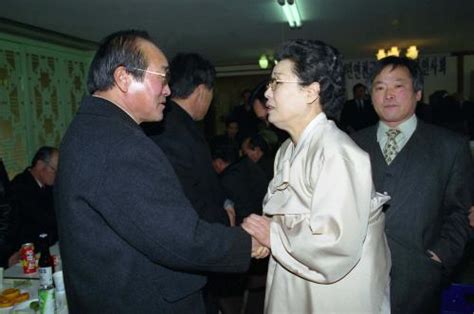이 전 총리는 이날 정오께 숙환으로 자택에서 별세한 것으로 전해졌다. 이한동 국무총리 내외 자민련 연천군 당직자 신년인사회 참석 ...
