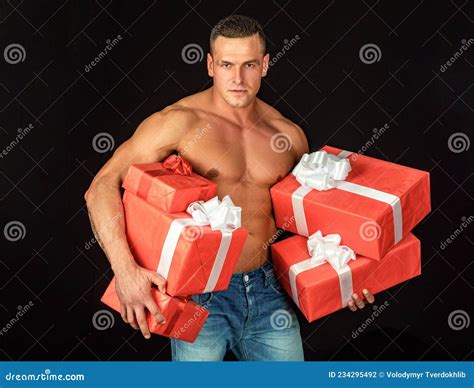 Un Hombre Sexy Y Muscular Con Regalos De Navidad Santa Claus Te Sorprende Hombre Desnudo Con
