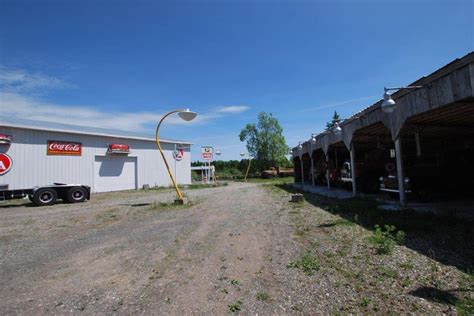 Maison a rénover, grange, batiments et 47 hectares de terres agricoles. Un garage style Route 66 à vendre près de Drummondville ...