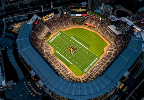 Für die stadt, in der sie sich getroffen haben, den ort, an dem sie sich verliebt haben oder den ort, den sie zu hause nennen. The Atlanta Braves' stadium will host a college football ...