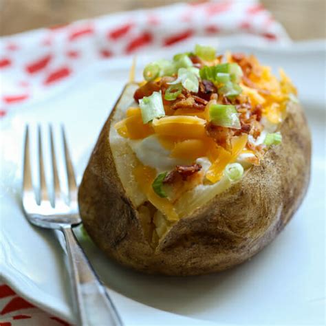 Whether you're trying to stretch your food dollar or creating a baked potato bar for place the potatoes directly on the middle oven rack. The Best How Long to Bake A Potato at 425 - Best Recipes Ever