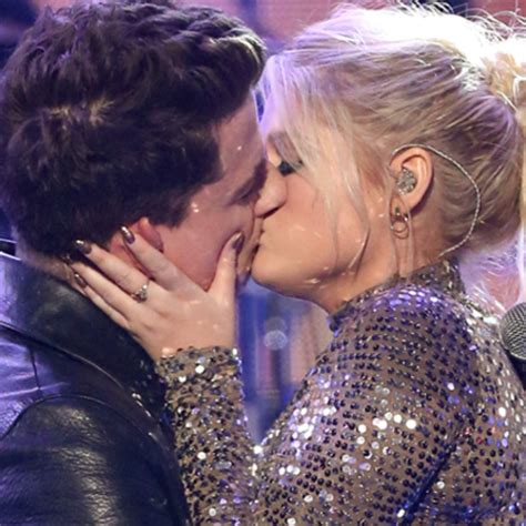 Metallleitung Bereich Einfach Berf Llt Celebrities Kissing Smash