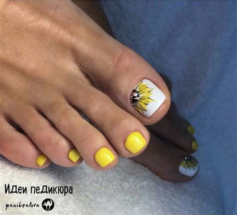 Pin By Abril Bonilla On Pies Yellow Toe Nails Summer Toe Nails Toe