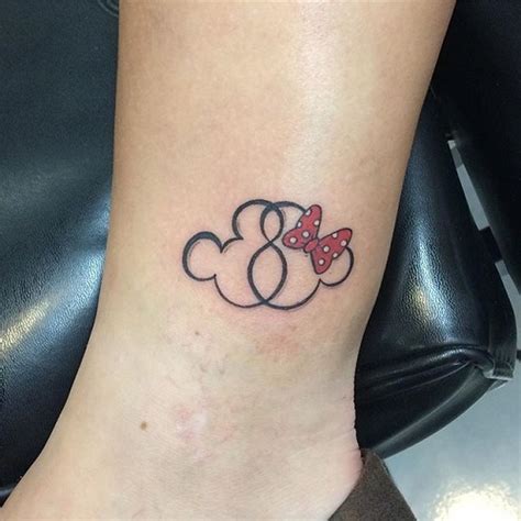 Some people believe that the design means that the person is a minnie fan. 9 Best & Hilarious Mickey and Minnie Mouse Tattoos