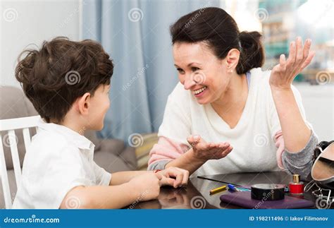 Madre Sonriente Hablando Con Su Hijo Foto De Archivo Imagen De