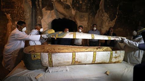 Egipto Expone Sarcófagos De 2600 Años De Antigüedad Con Momias Intactas
