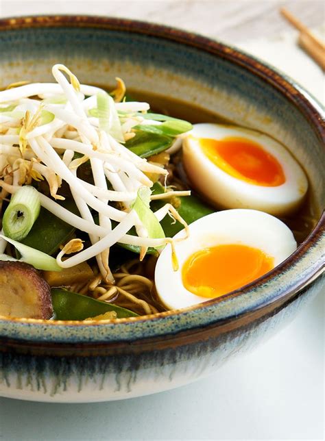 Beignet de crevettes à la japonaise ou à la chinoise. Soupe de nouilles japonaises épicée avec miso et œuf ...