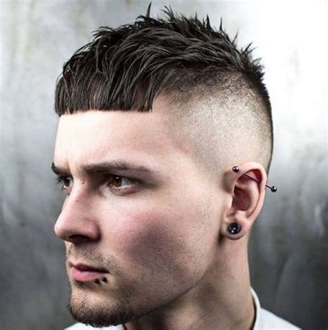 The caesar can easily be identified by volume on top, which is brushed forwards. 61 Best Caesar Cuts for Men (2020 Update) - Cool Men's Hair