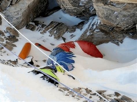 Dead Bodies On Mount Everest Many Perfectly Preserved Bodies Lie On Top Of Mount Everest