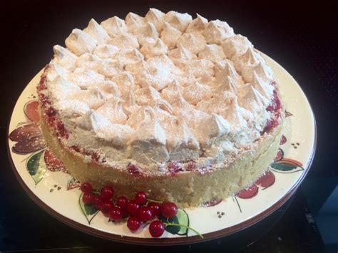 Hallöchen, heute habe ich ein erfrischend, beeriges kuchenrezept für euch, genau richtig für heiße sommertage: Johannisbeer-Baiser-Kuchen von flyy | Chefkoch.de