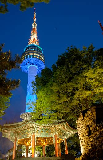 Menara Namsan Atau Menara Seoul Di Pemandangan Malam Foto Stok Unduh