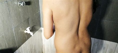 actriz india bañándose desnuda grandes tetas con coño jugoso mojado en el baño grabado por