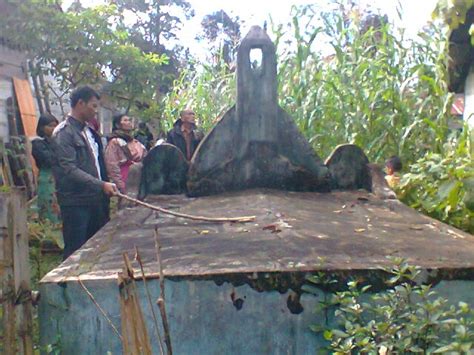 Dan begitu juga dia bercerita tentang hidup di jogja lebih murah dari pada jakarta. Andai kata ada orang yang menuliskan tentang silsilah ...