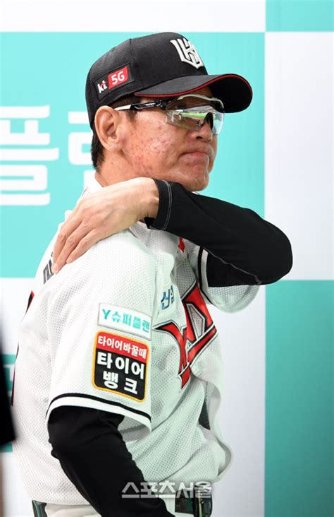 몸에 있는 많은 근육 중 많은 사람들이 원하지만 가장 얻기 힘든 것이 복근인 것 같은데요. 스포츠서울 - 포토KT 이강철 감독, 선발 투수도 갑자기 내려가고...